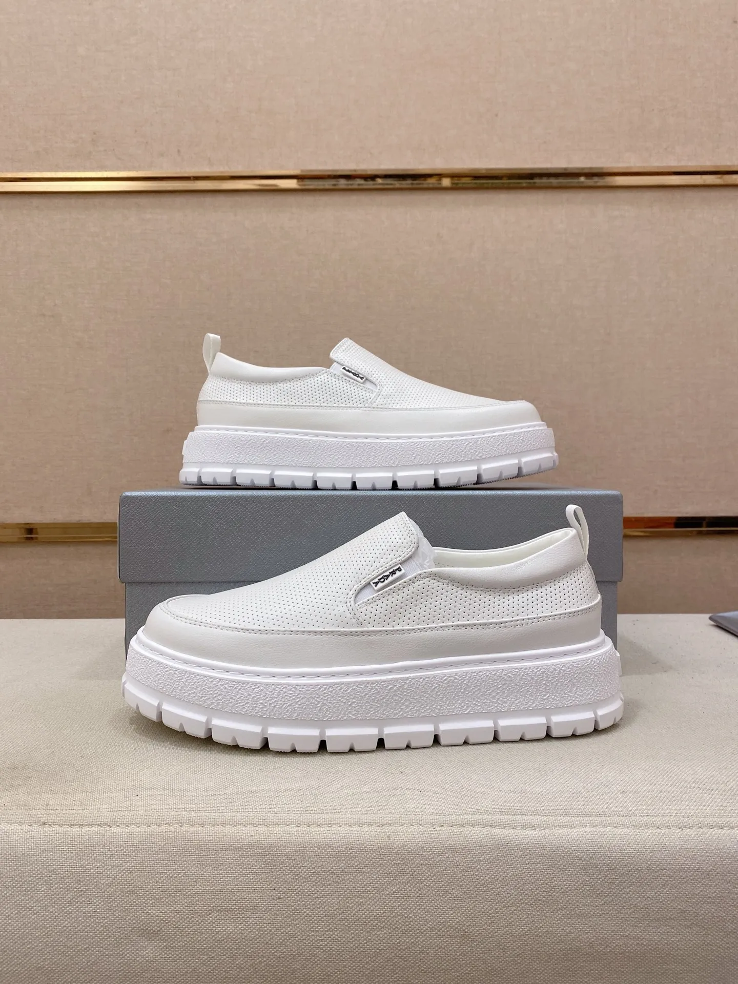 Men's shoes 💰 580💰 ✔️✔️✔️High version High-quality new PRADA (Prada) counters are launched simultaneously, new men's shoes, 😘fabrics are selected from first-layer cowhide fabrics. Lining: Imported cowhide leather lining. 👍🏿High-end☄️Open-molded non-slip rubber outsole, exquisite lines, simple and elegant, comfortable and high-end for leisure travel. Code number: 38 to 45